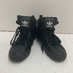 Mens Adidas Low Top Black Skater Sneaker with Suede Detail Size 9.5